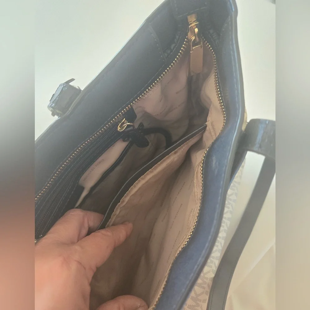 Michael Kors Jet Set MK Signature Vanilla Tote Bag Black Trim Shoulder Bag - Picture 4 of 15